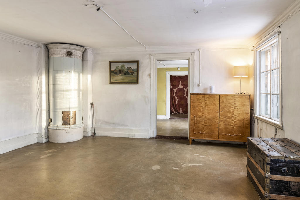 Stort rum med potential till att nyttja som matsal eller sovrum.