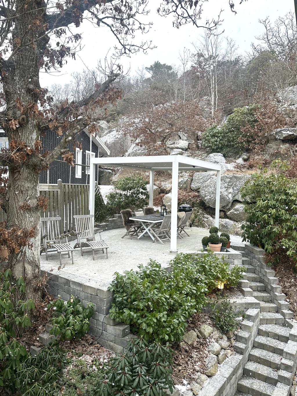 Vackra stensättningar och trivsam pergola (säljarens bild)