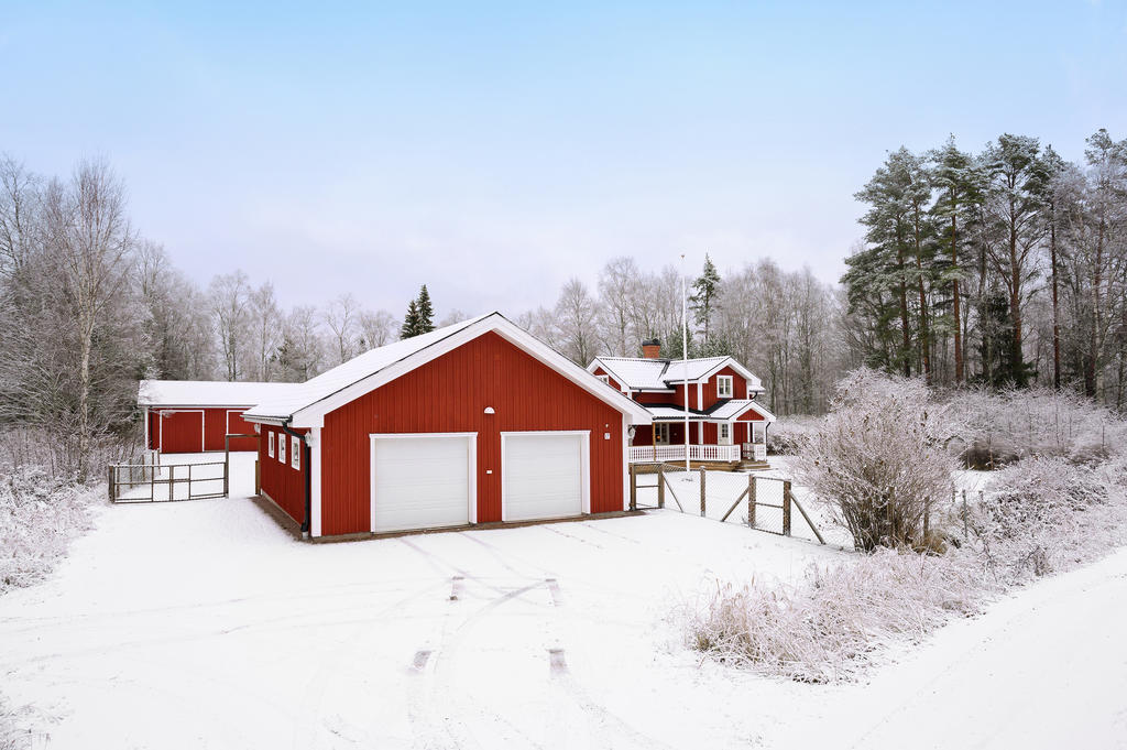 Isolerat dubbelgarage med förråd uppfört 2003