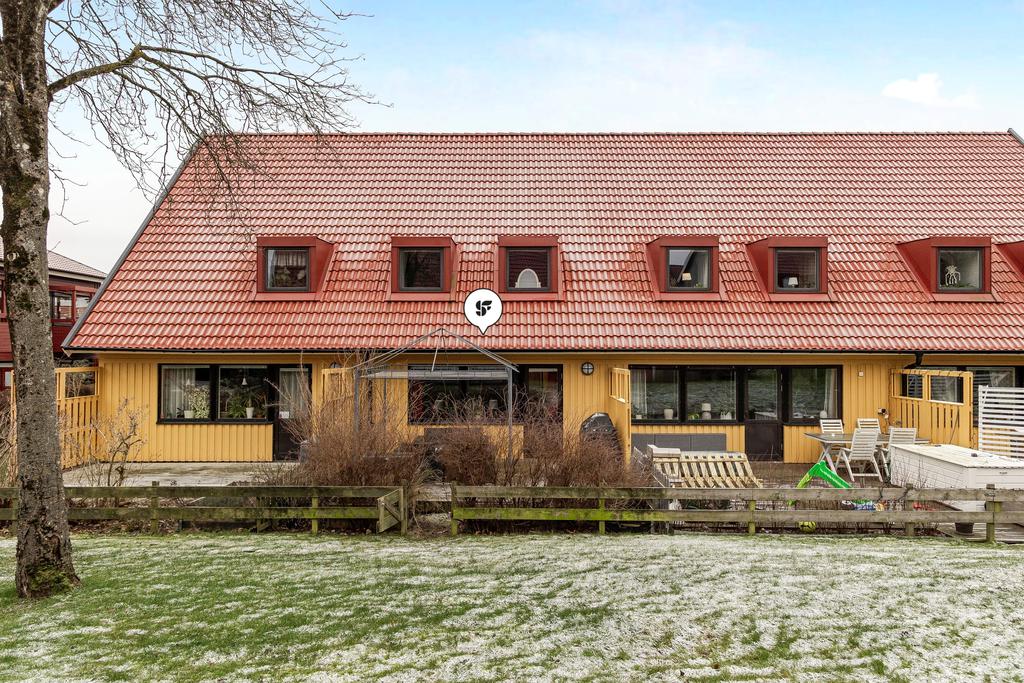 En uteplats på framsidan och en här på baksidan