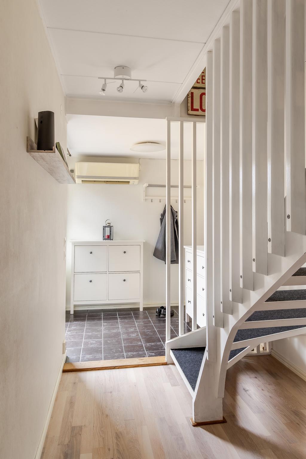 Praktiskt klinkergolv vid entrén