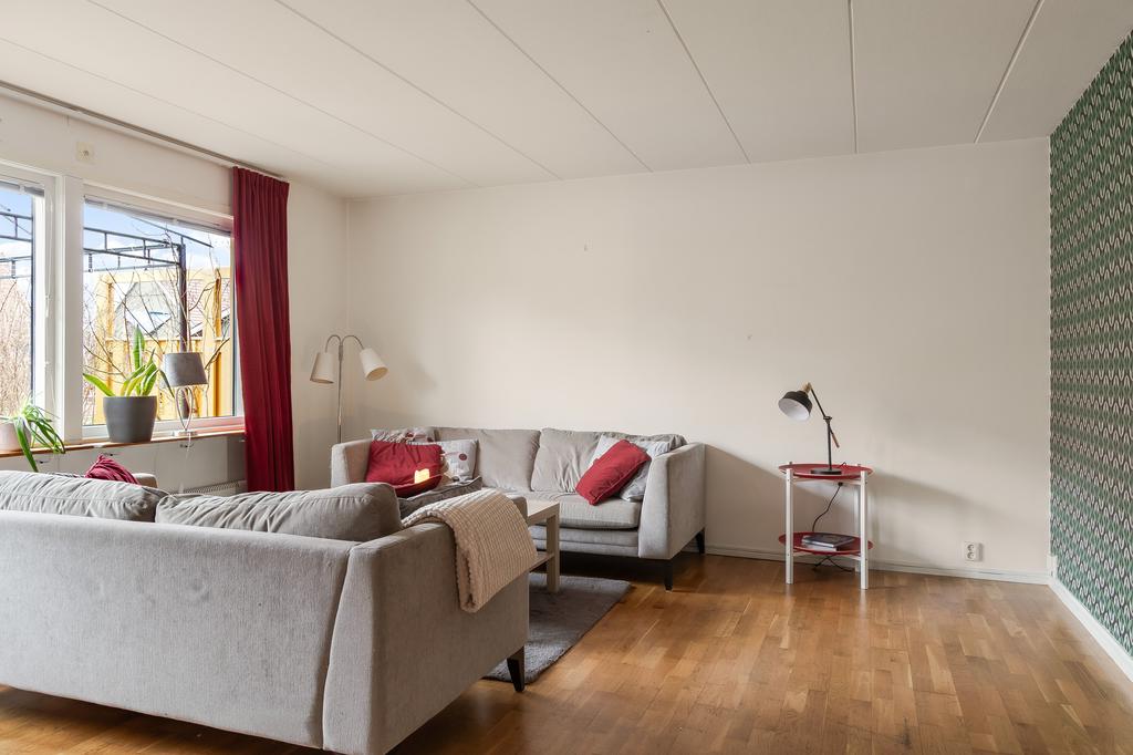 Vardagsrum med utgång till uteplatsen på baksidan