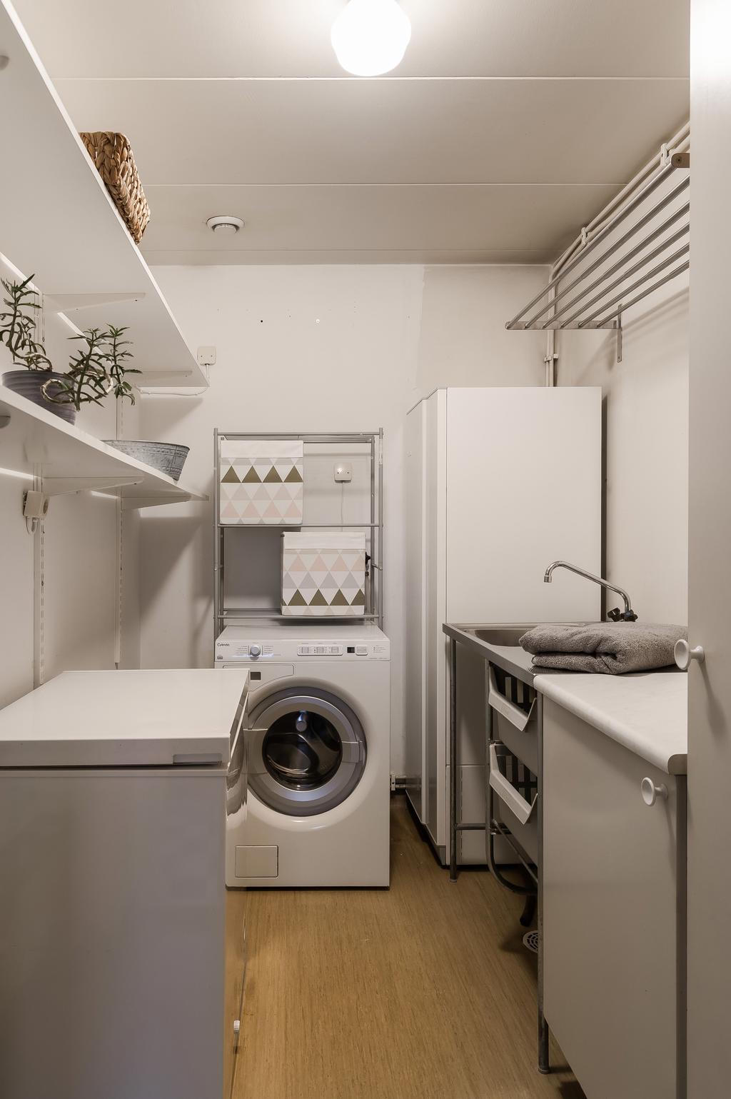 Tvättstugan som nås ifrån köket