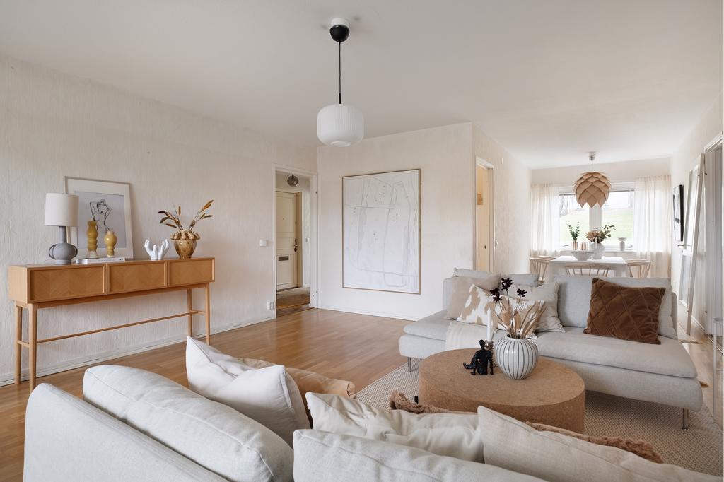 Det stora ljusa vardagsrummet ger många möjligheter att möblera på