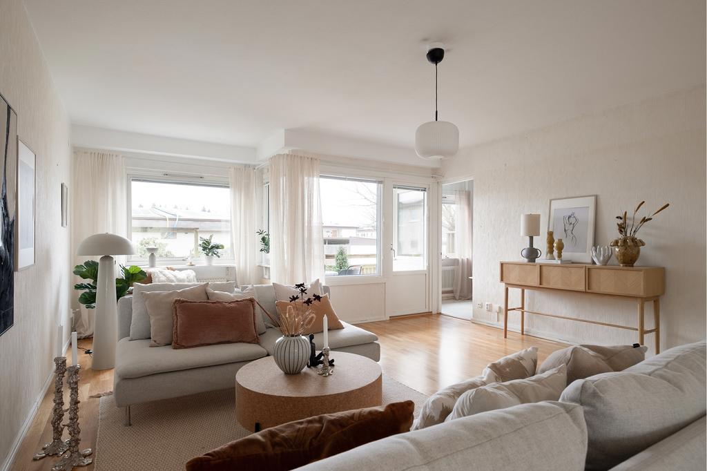 Vyn över vardagsrummet från matplatsen