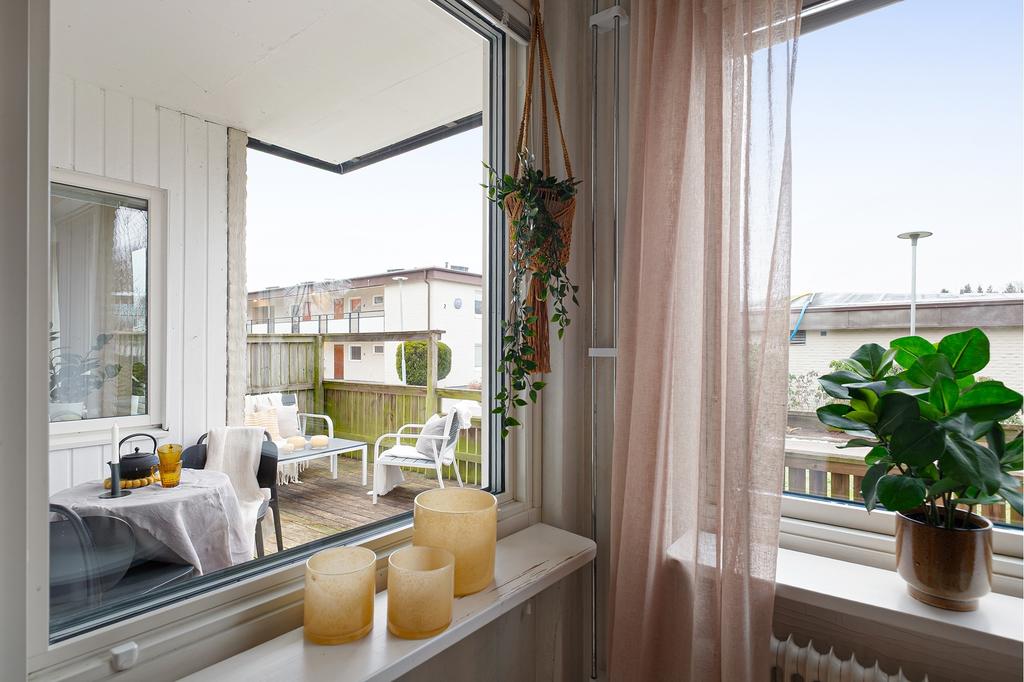 Här skymtar den rymliga uteplatsen