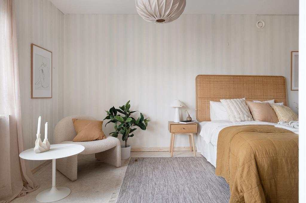 Master bedroom är väl tilltaget med plats för även fåtölj och bord. Detta rum kan också delas av och bli två sovrum