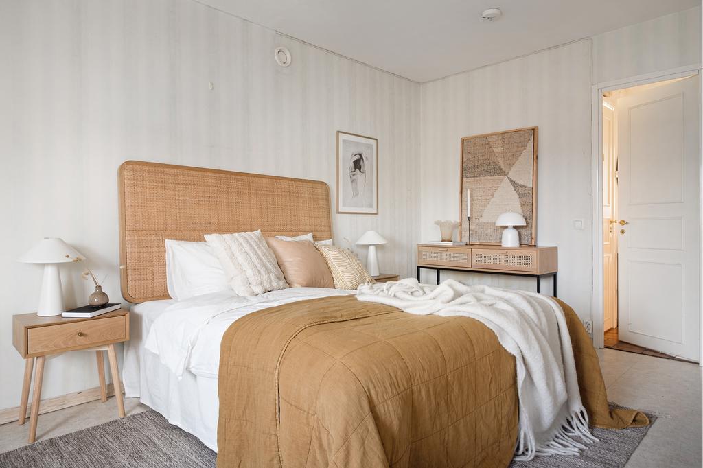 Dörren leder ut till lägenhetens hall