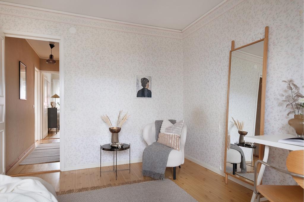 Från detta rum ser du rätt över till bostadens tredje sovrum. På vägen dit går du förbi badrummet och klädkammaren