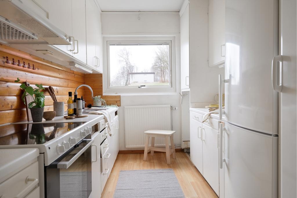 Köket är äldre och behöver mycket kärlek. Perfekt då du kan sätta din egna prägel efter dina behov