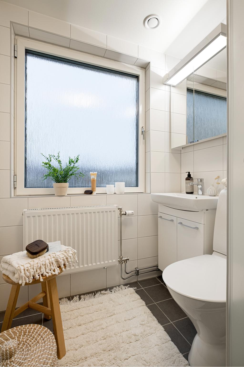 Det renoverade badrum med dusch. Klassiskt fräscht kakel och klinkers i bra neutrala och tidlösa färger