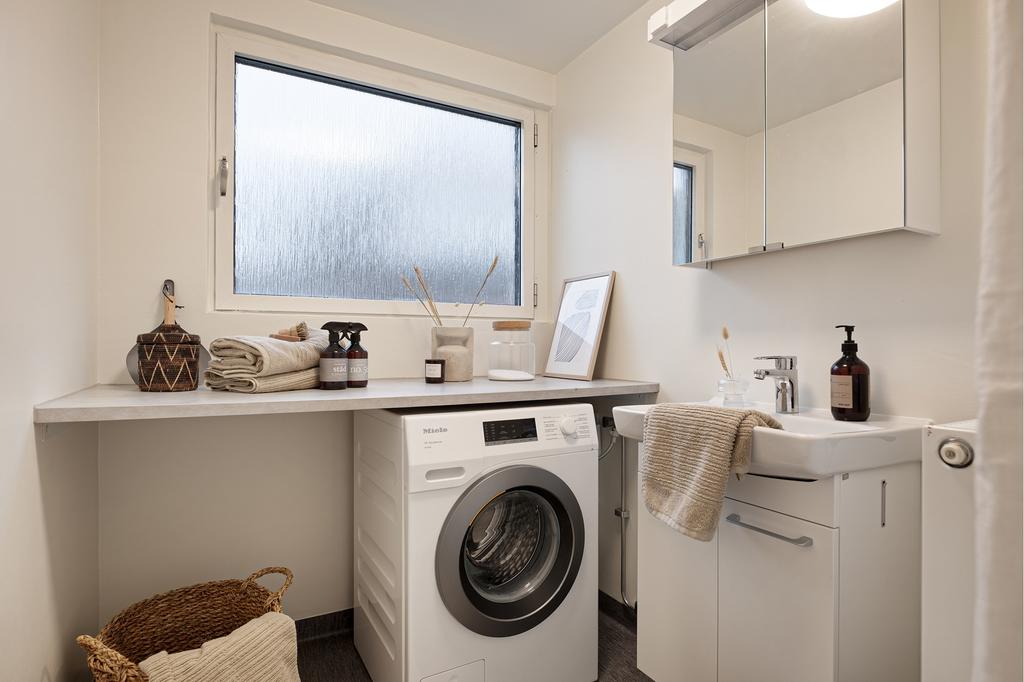 Tvättstugan med tvättmaskin och handfatskommod är också renoverad så sent som 2024. Här finns plats för torktumlare eller praktiskt förvaring ihop med bra arbetsyta