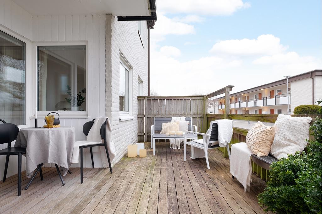 Det finns härlig yta för både loungemöbler och caféset att njuta av ihop med vänner och familj en solig sommardag