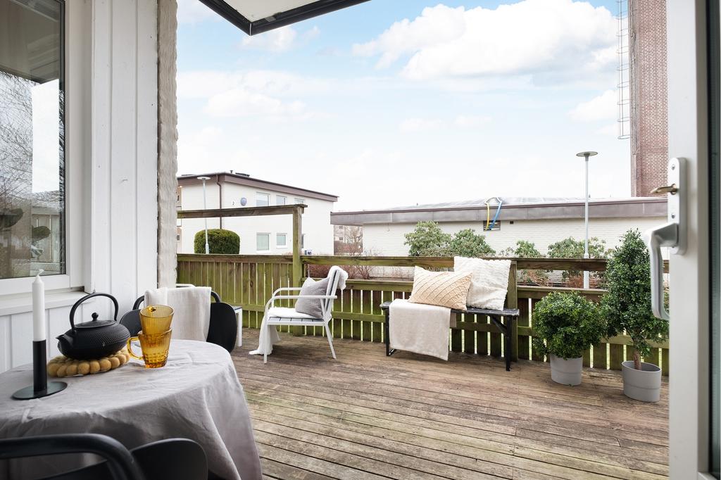 Direkt access från vardagsrummet ut till den stora altanen