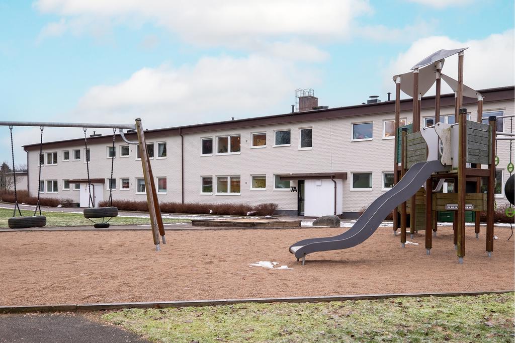 Vyn från lekplatsen som bara ligger en liten bit från lägenhetens entré