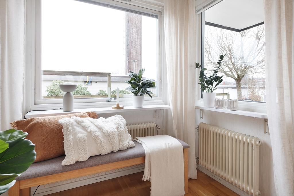 Fönster i vinkel ger en fin karaktär och massa ljus till rummet samt mysig plats att vistas på