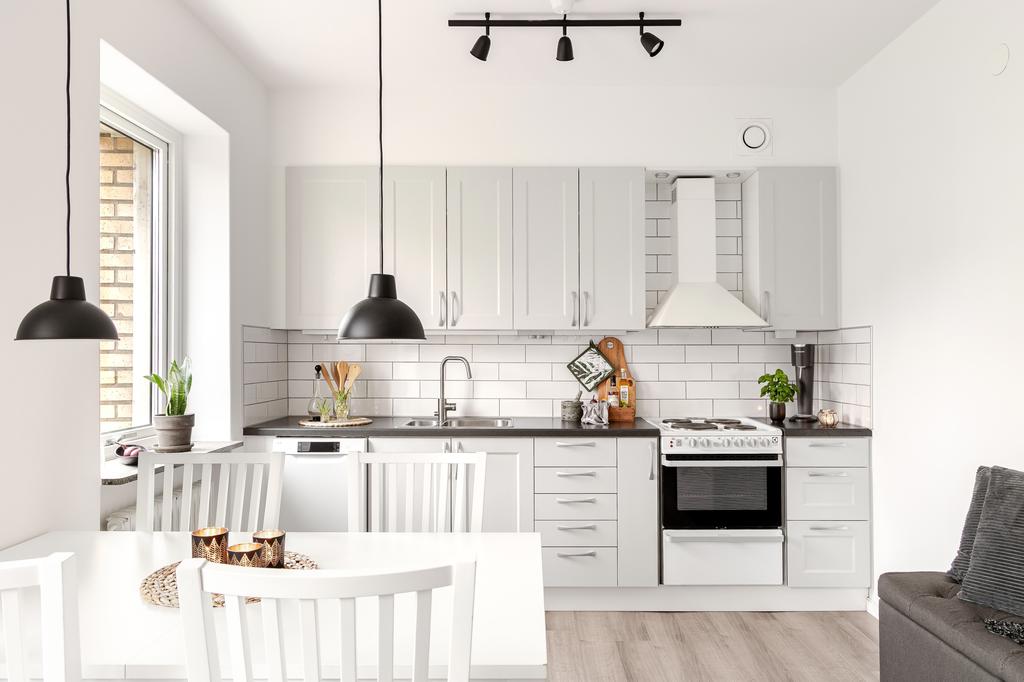 Luftigt kök med arbetsyta, bra förvaring och plats för större matbord.