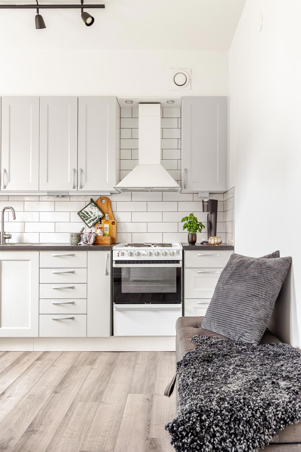 Stilren arbetsyta med bra belysning och praktiska förvaringslösningar.