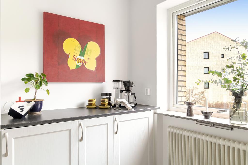 Härligt ljusinsläpp från köksfönstret – ger rummet en varm och inbjudande atmosfär.