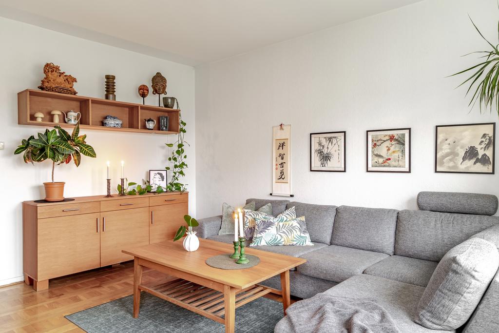 Mysig och dekorativ vardagsrumshörna – perfekt för avkoppling och umgänge.