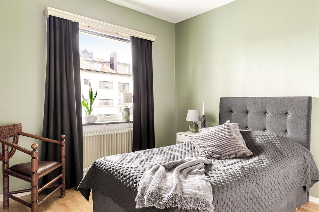 Rofyllt sovrum med plats för dubbelsäng och bra förvaringsmöjligheter.