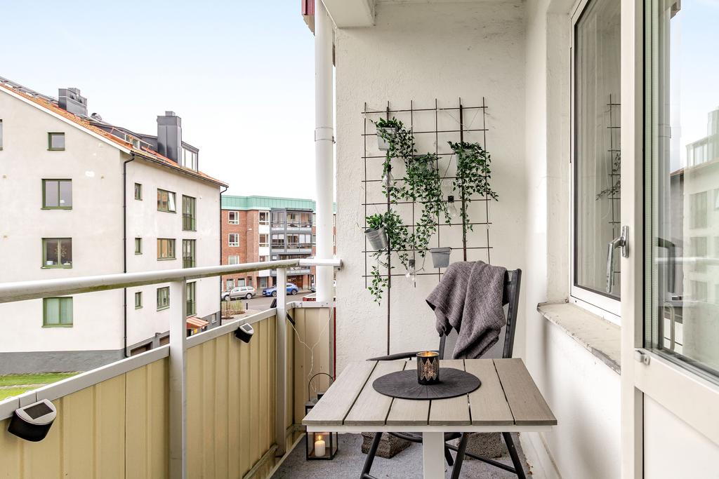 Trivsam balkong med utsikt över omgivningen och plats för caféset.