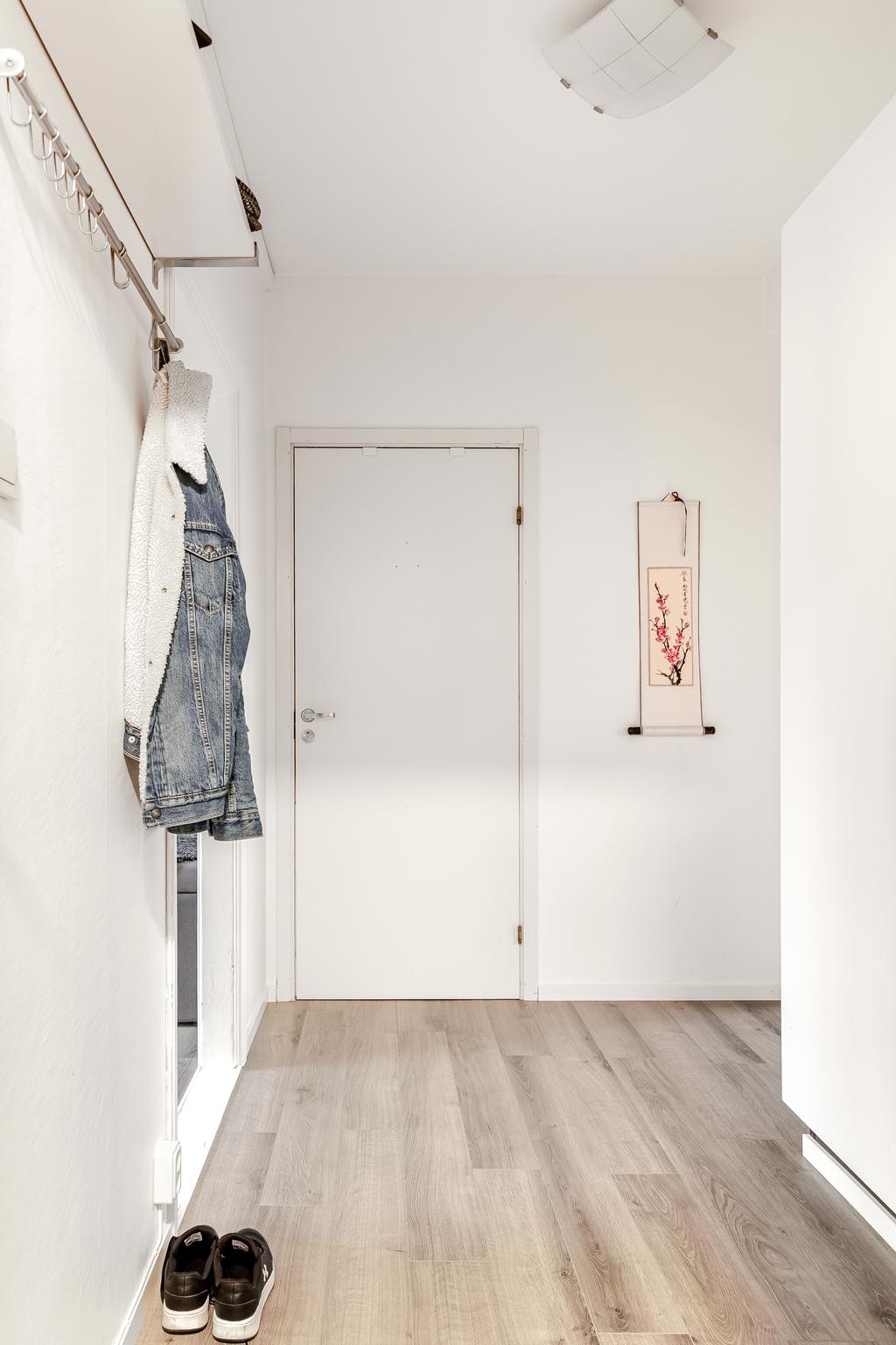 Välkomnande hall med ljusa ytskikt och gott om plats för avhängning.