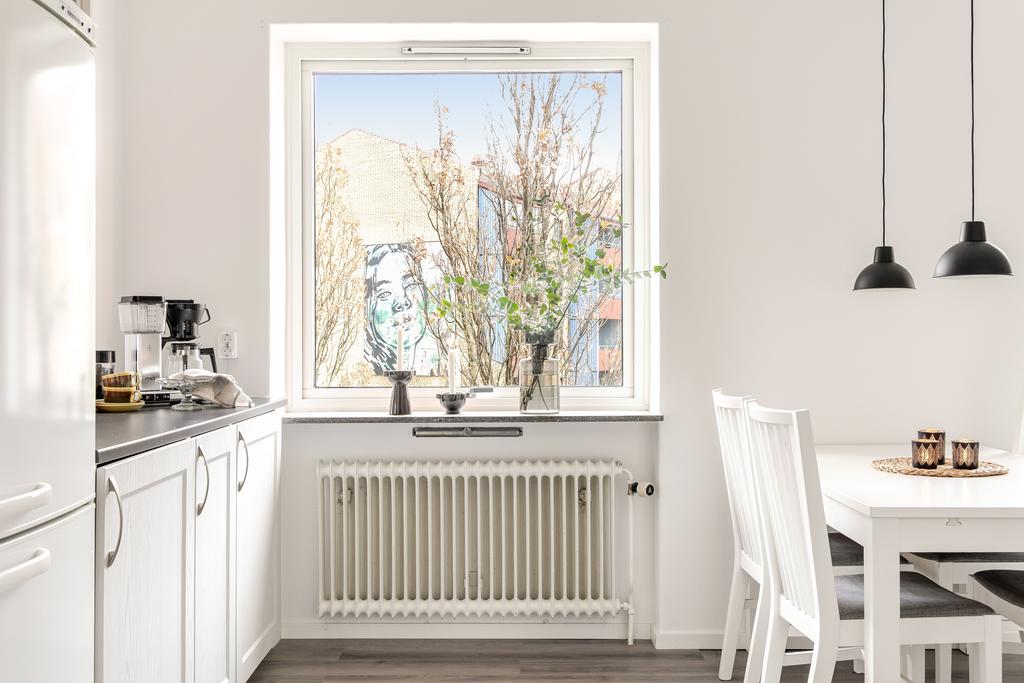 Ljus matplats intill köket, med stora fönster som ger rummet en härlig rymd.