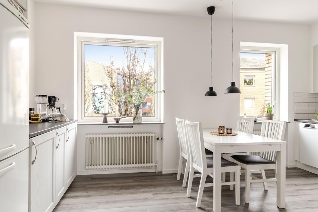 Ljus matplats i anslutning till köket – perfekt för både vardag och middag med vänner.