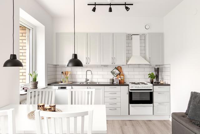 Luftigt kök med arbetsyta, bra förvaring och plats för större matbord.