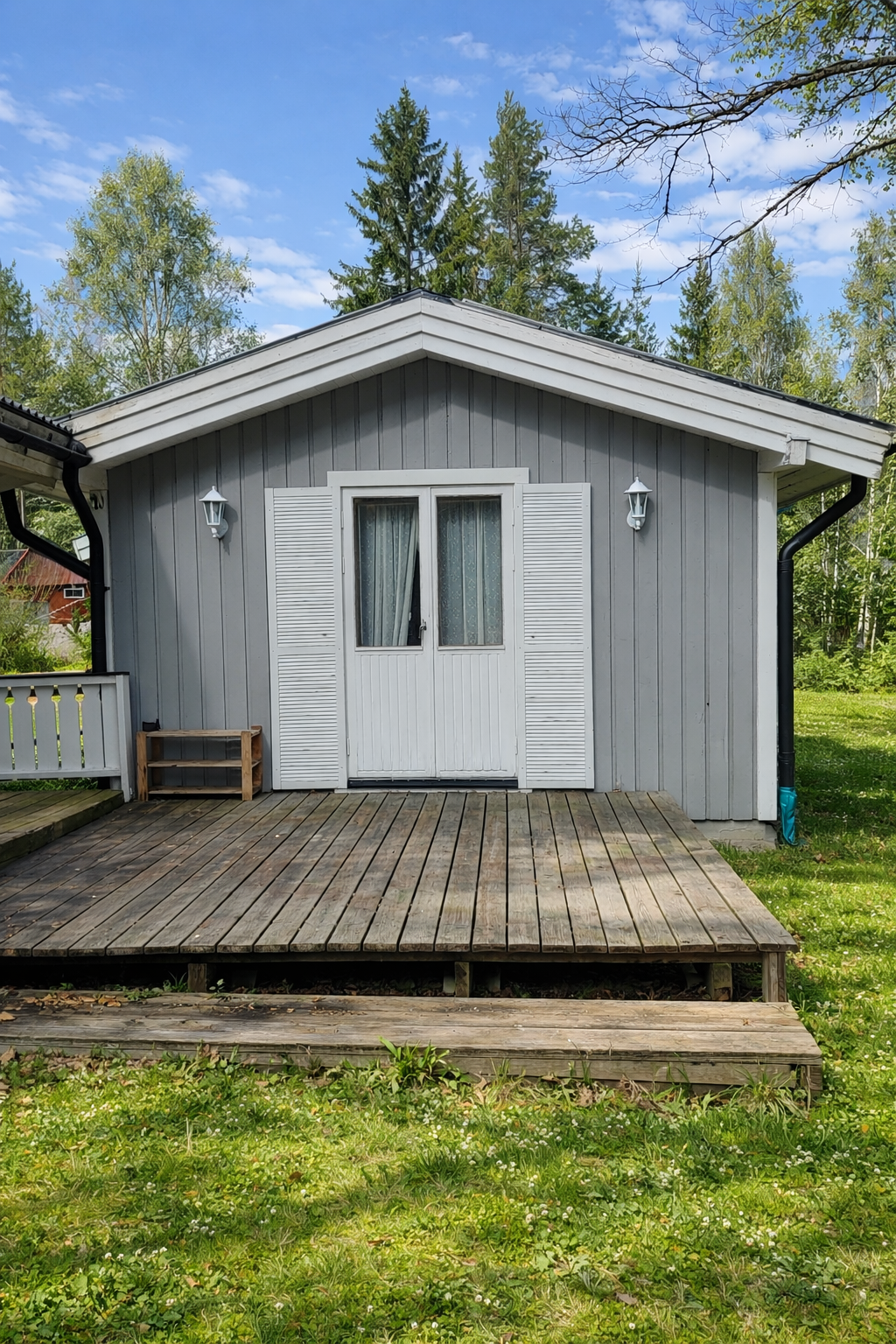 Uteplats i anslutning till gästhus, AI genererad årstid