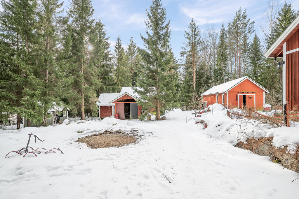 Vy från uppfart mot förrådsbyggnaderna