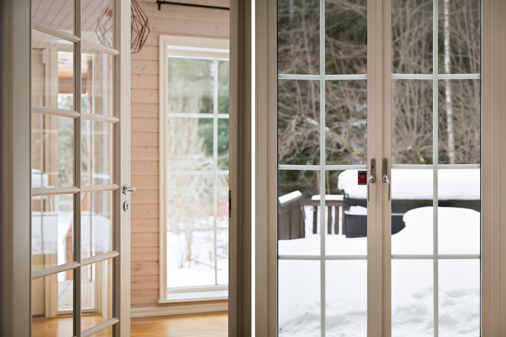 Fina vyer genom spjrösade fönster.