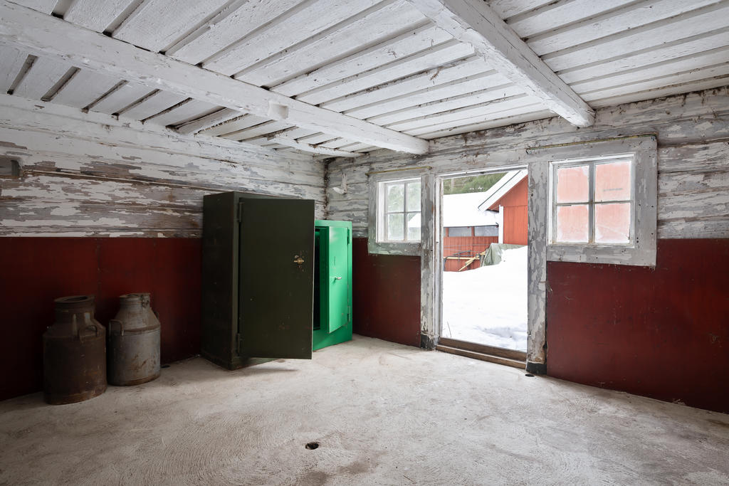 En del av förråden i ladan