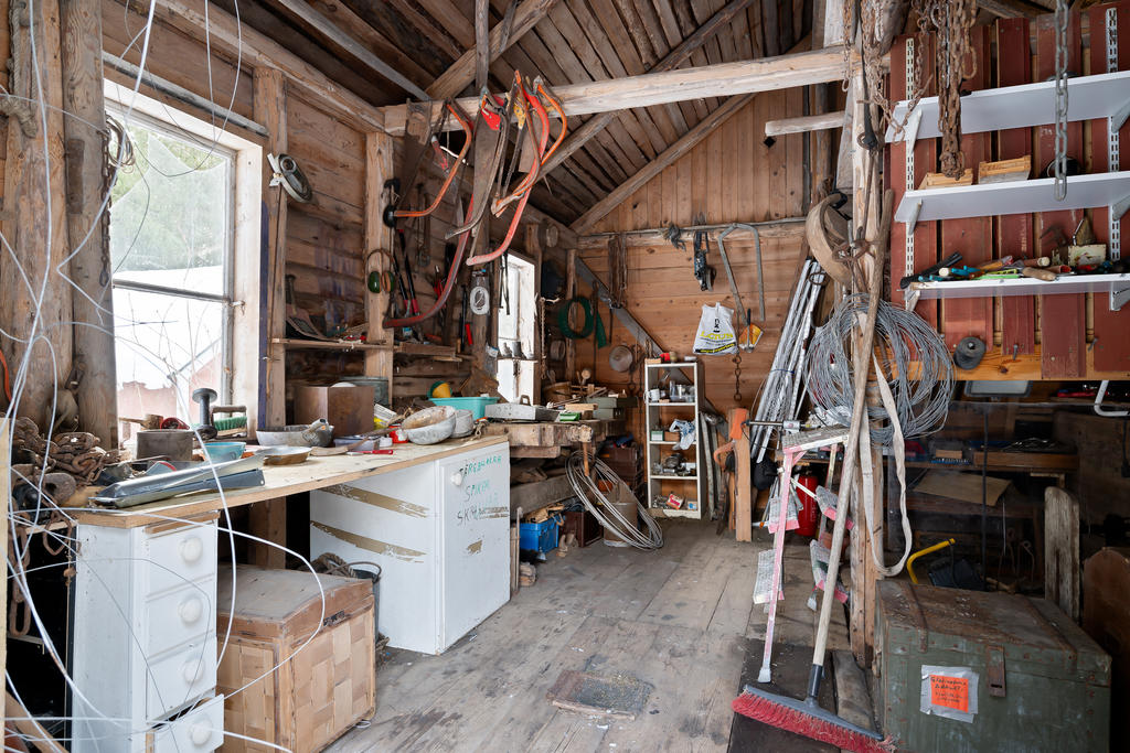 En del av förråden i ladan