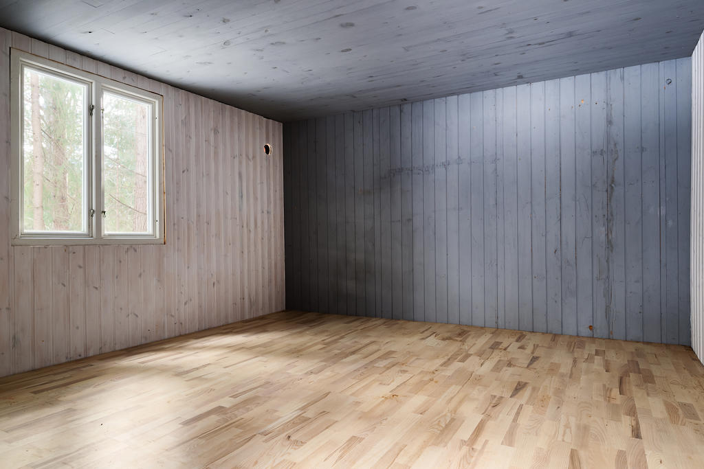 Inrett rum invid förrådsbyggnaden.