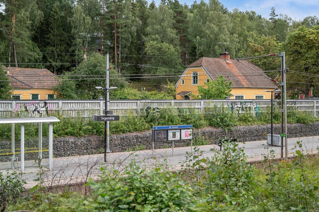 Pendeltågsstation på 5 min promenad.