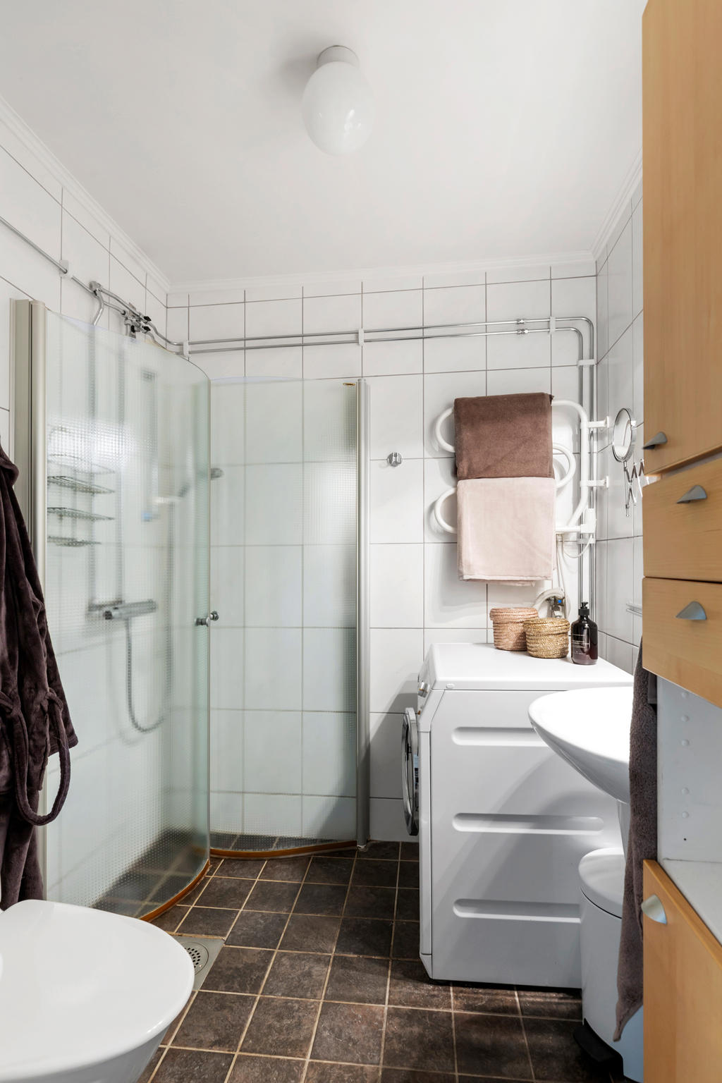 Badrum med dusch och tvättmaskin