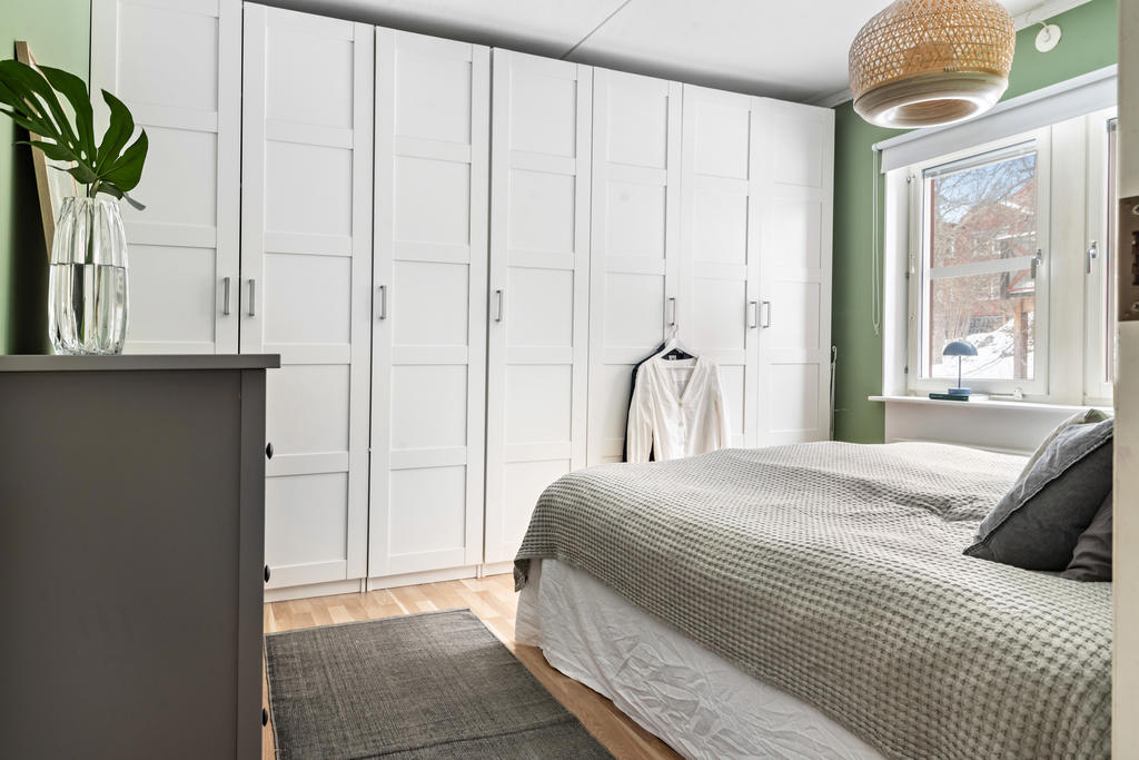 Sovrum 1 med hel garderobsvägg