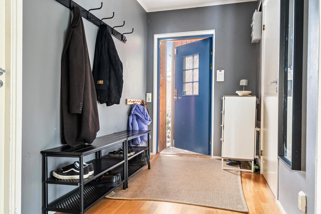 Hall med gott om plats för ytterkläder och förvaring