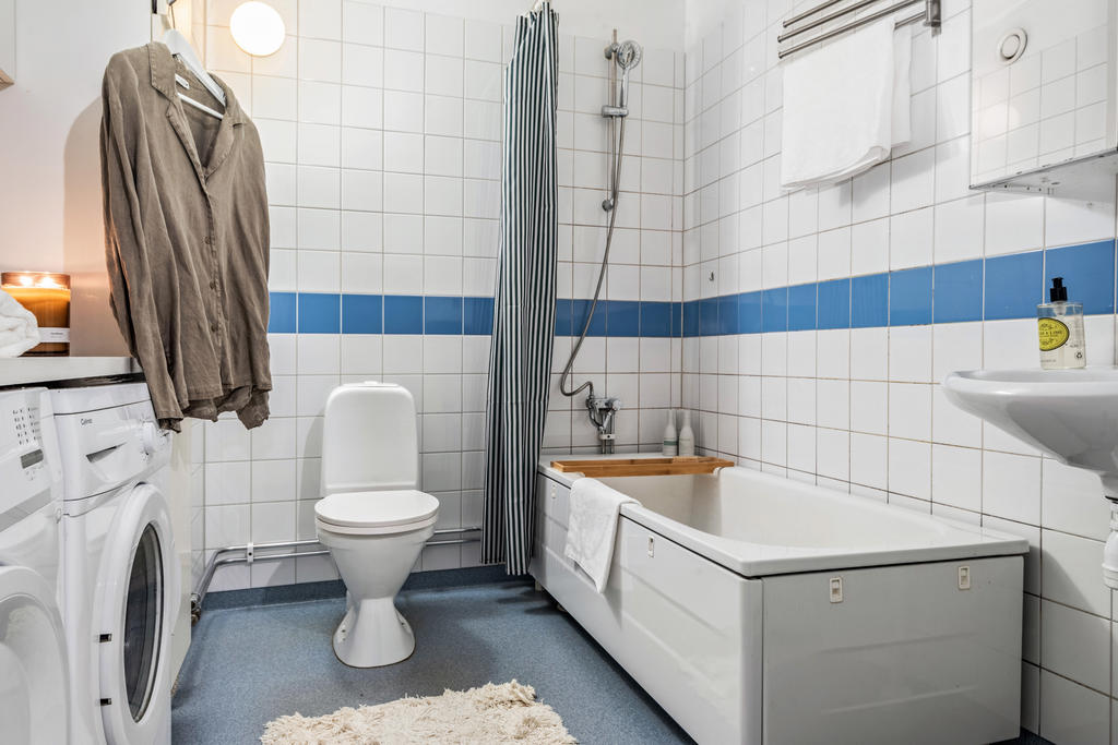 Helkaklat badrum med badkar