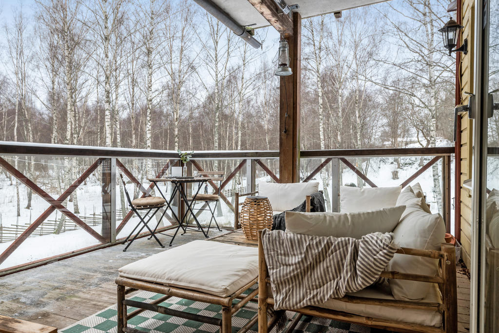 Rymlig balkong i naturskönt läge. Delvis under tak skapar fina förutsättningar sommar som vinter