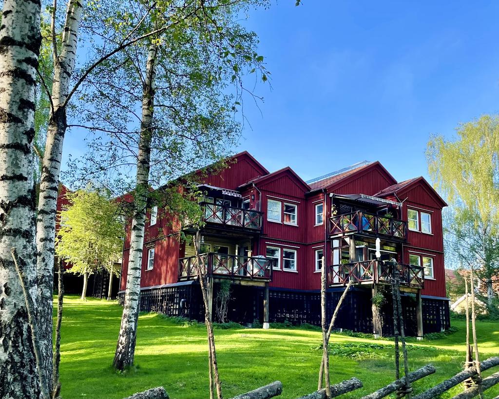 Uppfört i småhusform med 4 bostäder i varje huskropp (säljaren sbild)