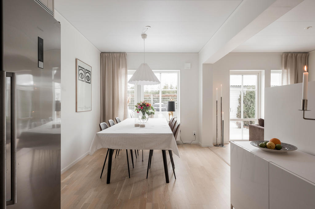 Vardagsrum med utgång till altan