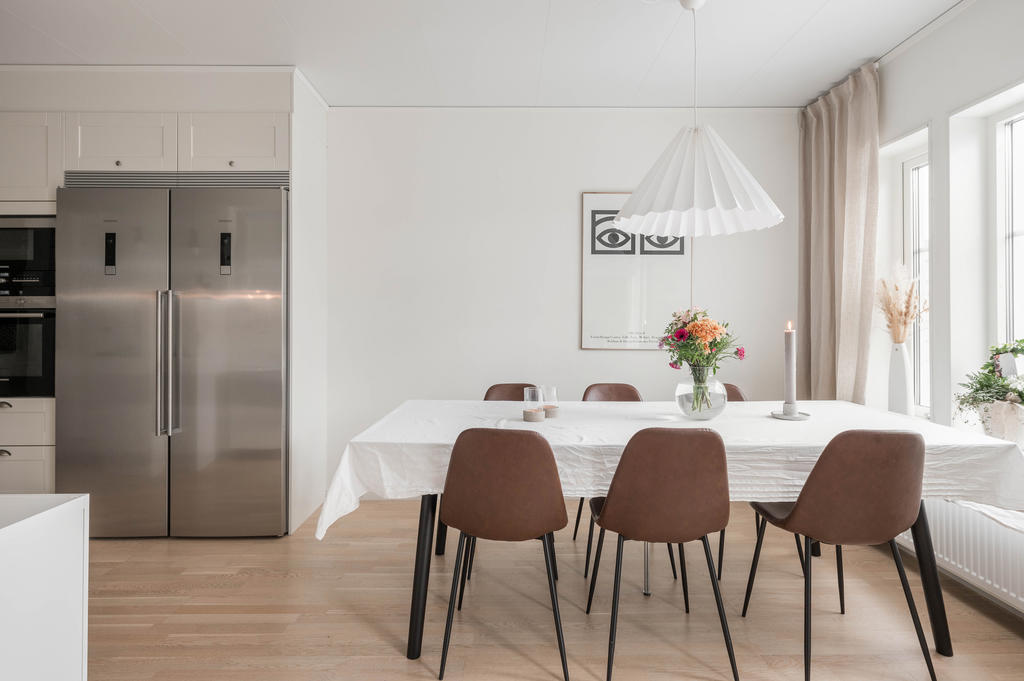 Vardagsrum med utgång till altan