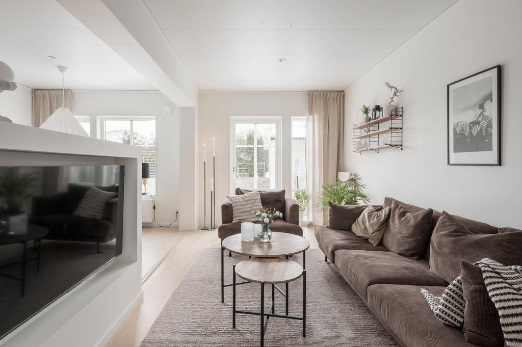 Vardagsrum med utgång till altan