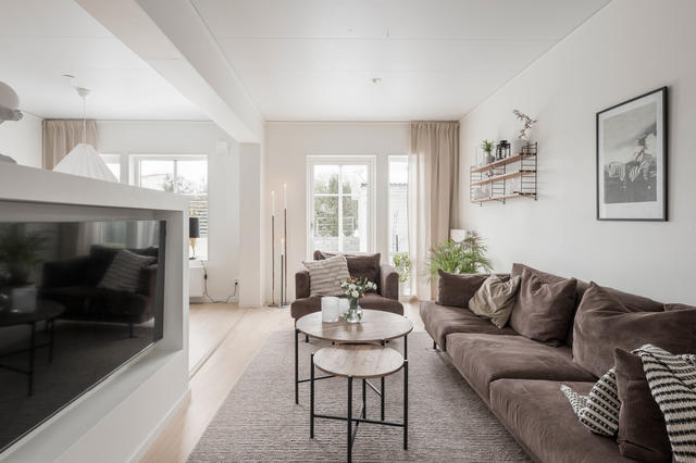 Vardagsrum med utgång till altan