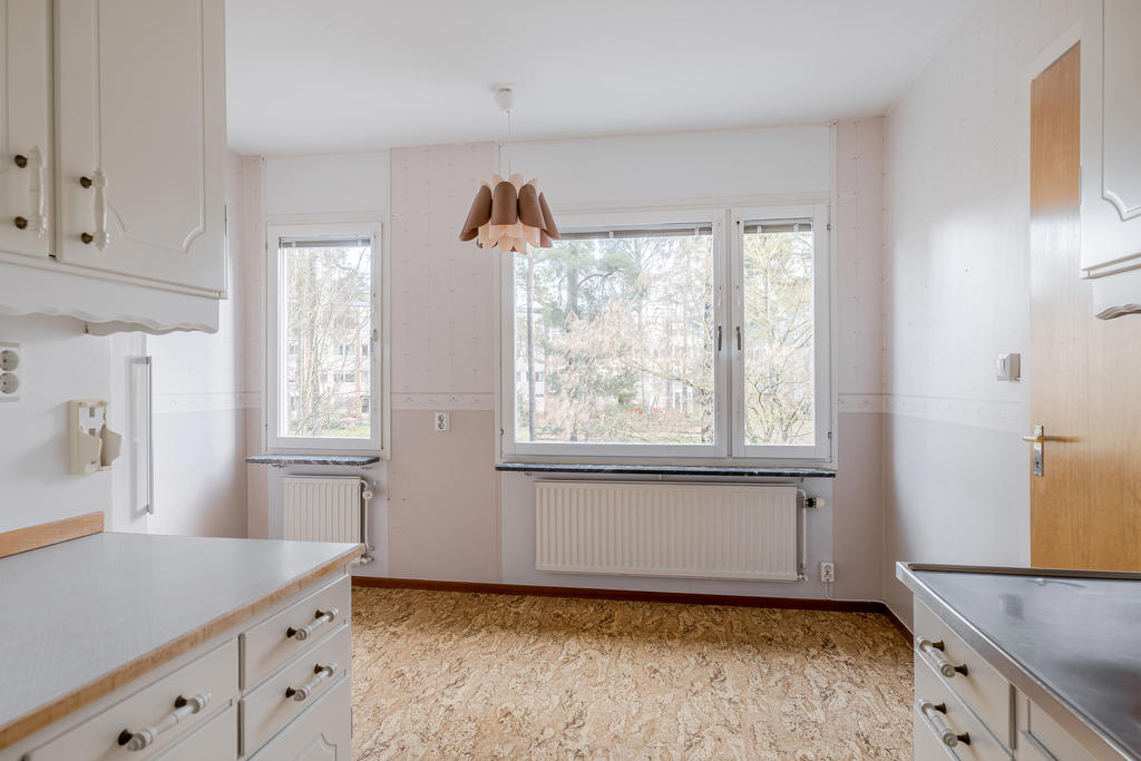 Kök med gott om plats för matbord