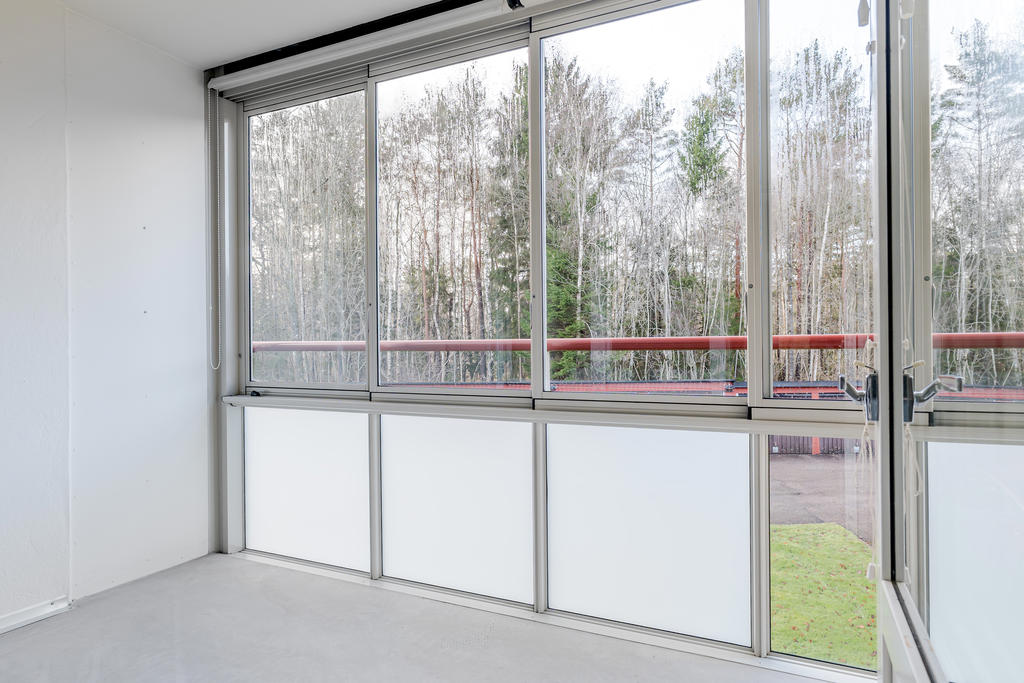 Rymlig inglasad balkong