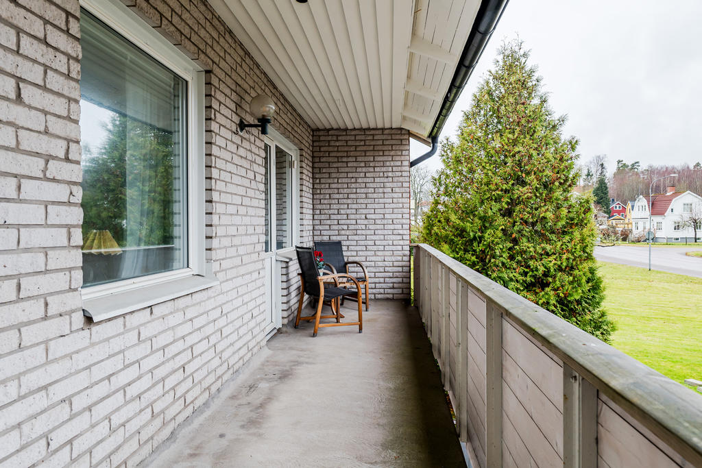 Balkong från vardagsrum och ett av sovrummen med sydvästläge!